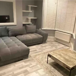 Apartment Snug Kingsize Bedroom Flat In, London