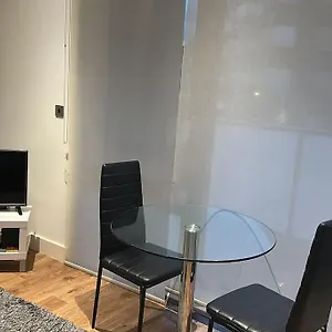 Apartment Cosy In East, London
