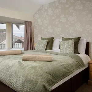 Arnside - Spacious 10-bedroom Seaside Holiday home Blackpool