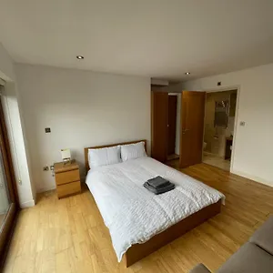 Apartment City Ensuite Sharing House City Airport, London